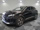 le 4x4 noir est garé sur un sol en damier dans le garage