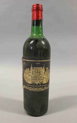 une bouteille de vin posée sur une table