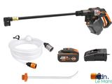 un nettoyeur haute pression Black & Decker muni d'un tuyau, d'un flexible et d'autres accessoires