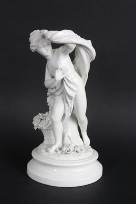 figurine en porcelaine blanche représentant un ange tenant un panier de fleurs