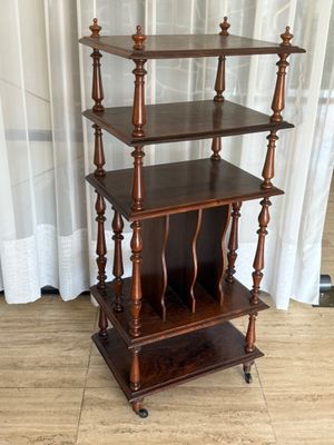 une étagère en bois surmontée de trois tablettes