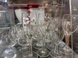 de nombreux verres à vin posés sur une table dans une vitrine