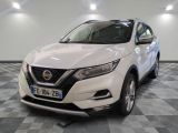 le nissan qx - v blanc est garé sur un sol en damier