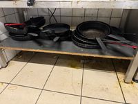 Lot d'assiettes, couverts, verres, coupes et carafes pour un… (photo 2)