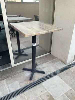 une table installée à l'extérieur d'un bâtiment