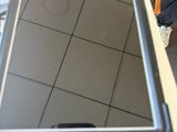 une tablette posée sur une table