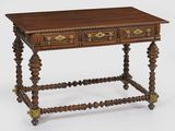 une vieille table en bois avec deux tiroirs et un tiroir posé dessus