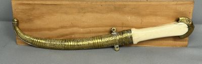 une boîte en bois sur laquelle est posé un couteau et une boîte en bois contenant un couteau