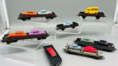 six petites voitures exposées dans une vitrine