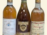trois bouteilles de vin posées l'une à côté de l'autre sur une table