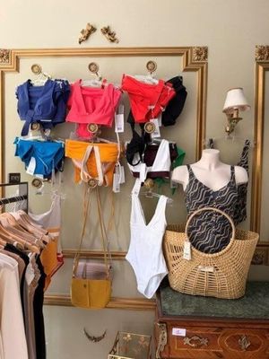 un présentoir de vêtements accroché au mur d'un magasin