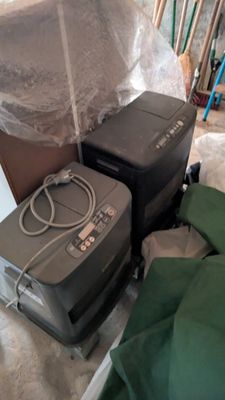 deux bagages posés sur un lit recouvert d'un film plastique