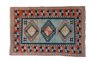 un tapis bleu et orange à motifs en losanges