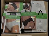 une boîte de sous-vêtements contenant toute une gamme d'articles