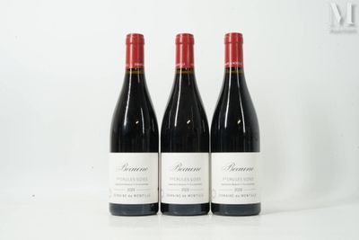trois bouteilles de vin posées sur une table blanche