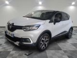 la voiture blanche est garée sur le sol à carreaux d'un garage
