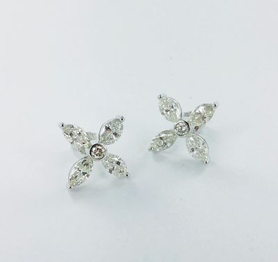 une paire de boucles d'oreilles papillon en or blanc et diamants