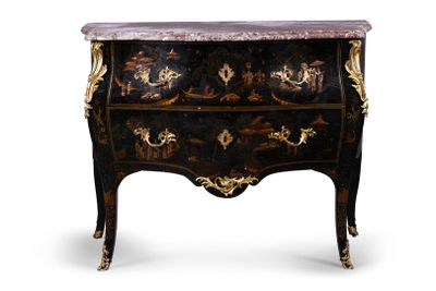 une photo d'une commode noire et dorée avec un plateau en marbre