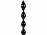 une lampe de table noire surmontée d'un abat-jour noir