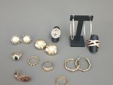 beaucoup de bagues et de boucles d'oreilles posées sur une table