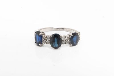 bague en saphir bleu et diamant sur fond blanc