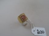 une bague en or sertie de pierres rouges et blanches