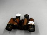 trois bouteilles de vin posées sur une surface blanche