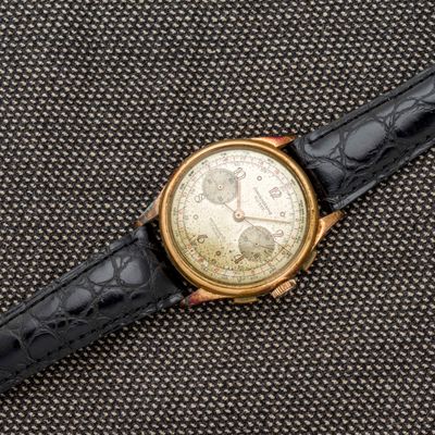 une montre posée sur une surface noire