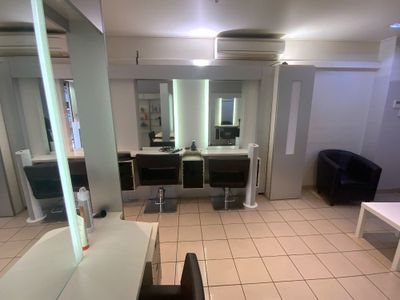 8 postes de coiffure avec fauteuils