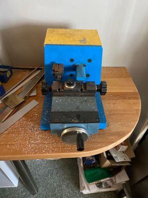 une petite machine posée sur une table