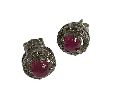 une paire de boucles d'oreilles à clous en rubis et diamants