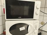 un micro-ondes posé sur un comptoir dans une cuisine