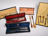 quatre types différents de couverts dans un coffret