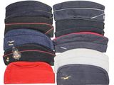 plusieurs chapeaux sont alignés sur une surface blanche