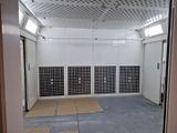 une photo d'une grande pièce avec de nombreuses portes