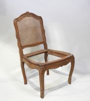 Chaise cannée en bois mouluré et sculpté, le dossier de form…