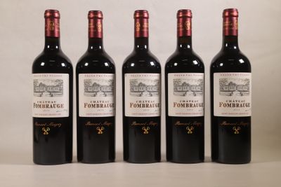 quatre bouteilles de vin rouge sont alignées sur une table
