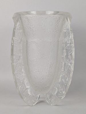 un vase en verre transparent orné d'un motif décoratif