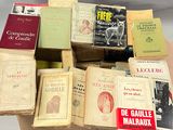 plusieurs livres sont empilés sur une table
