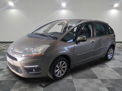 La Citrole argentée est garée dans le garage, sur un sol à damier.