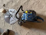 une petite machine posée par terre à côté d'une personne