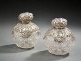 paire de flacons de parfum en argent et en verre ornés de motifs floraux