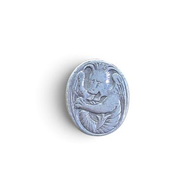 une ancienne pièce d'argent représentant une femme tenant un enfant dans ses bras