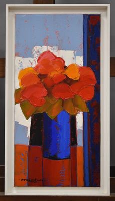 un tableau représentant des fleurs dans un vase bleu posé sur une étagère