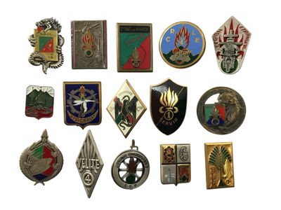 plusieurs types de badges sont disposés sur une surface blanche