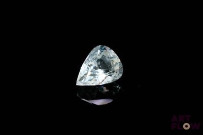 gros plan d'un diamant sur une surface noire