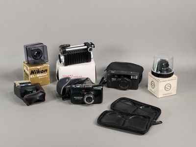 plusieurs types d'appareils photo différents posés sur une table