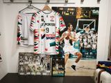 une photo d'un maillot de basket accroché au mur