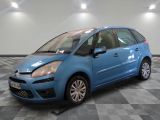 la voiture bleue est garée sur un sol en damier dans le garage