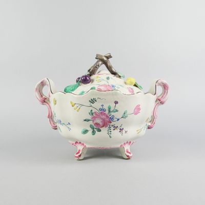 un bol blanc et rose surmonté d'un oiseau